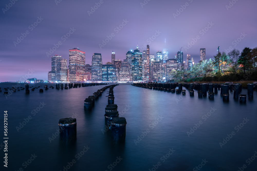 New York Skyline bei Nacht mit Vordergrund.