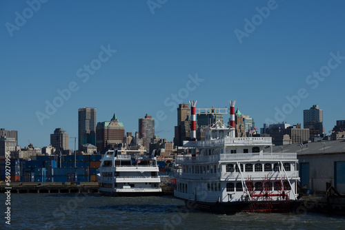 Schiffe in Hafen bei blauem Himmel. Schaufelraddampfer in New York.