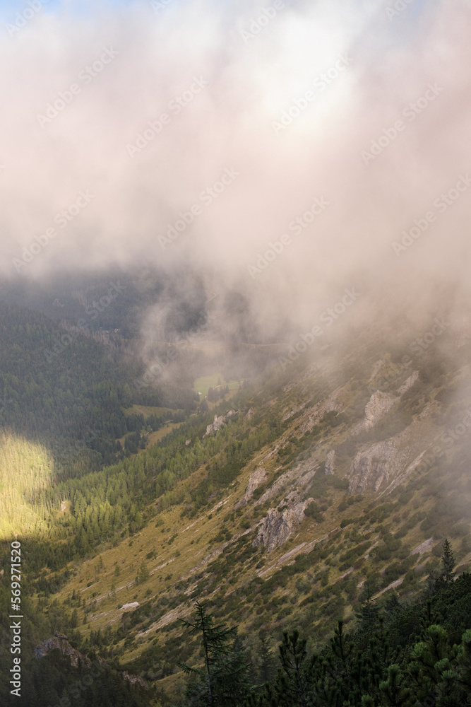 Panorama górska, mgła otaczająca szczyty gór, droga na Kasprowy Wierch Tatry Zakopane
