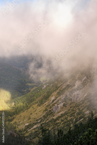 Panorama górska, mgła otaczająca szczyty gór, droga na Kasprowy Wierch Tatry Zakopane