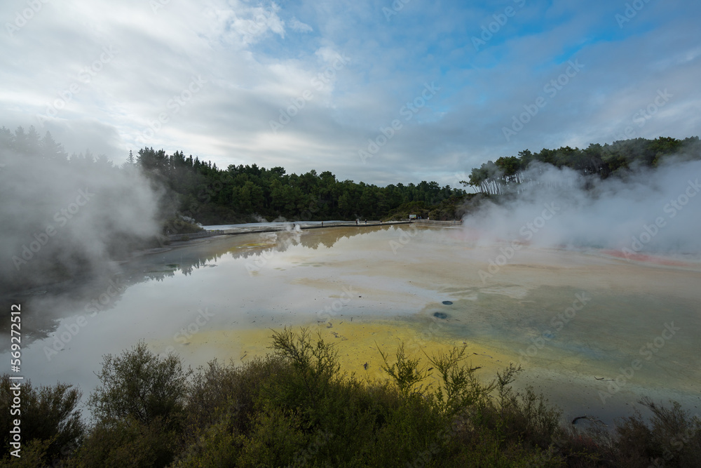 Rotorua heißen Quellen und Pools mit Schwefel und Rauch in Neuseeland.