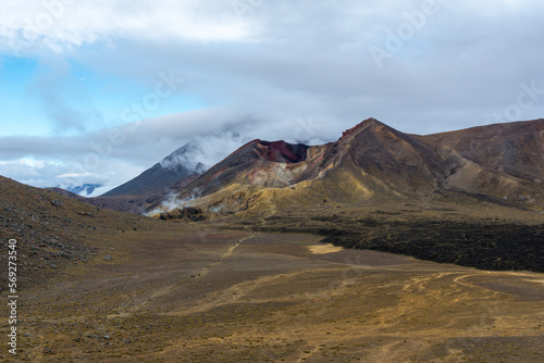 Vulkanlandschaft mit Krater und Wolken und Nebel in Neuseeland in Tongariro Nationalpark.