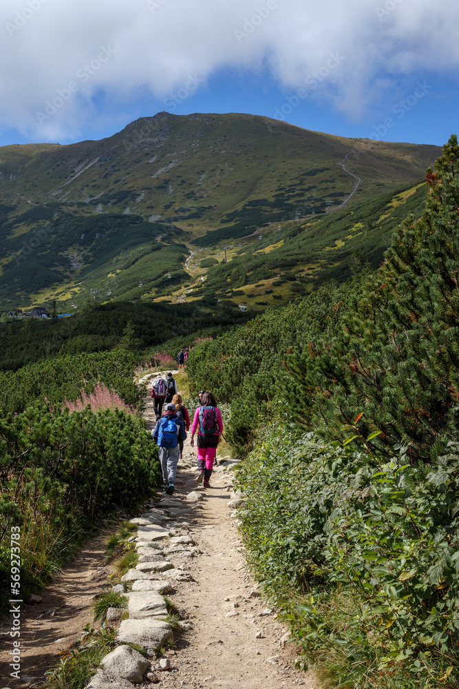 Tatry górski szlak, ludzie idący szlakiem na Kasprowy Wierch Tatry górski szlak, ludzie idący szlakiem na Kasprowy Wierch