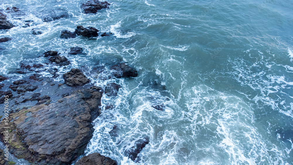 Mar enfurecido con grandes olas rompiendo en las rocas de un acantilado
