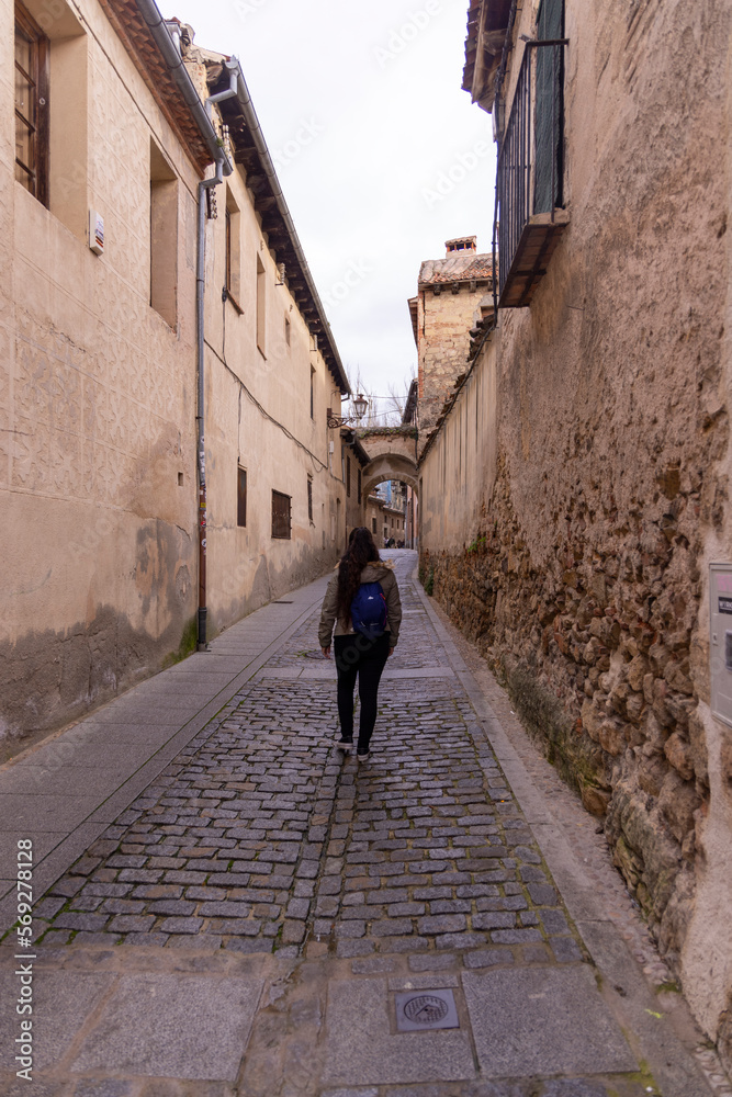 Caminando por calle antigua