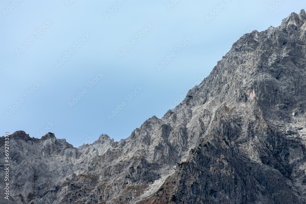 Montaña rocosa con cielo azul