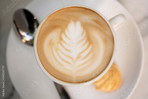 Taza de café con una flor dibujada en el centro