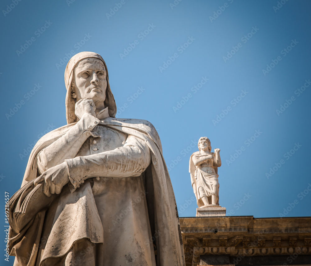 Fototapeta premium marble statue of Dante Alighieri, the major Italian poet in Piazza dei Signori square, Verona, Veneto region, northern Italy, Europe