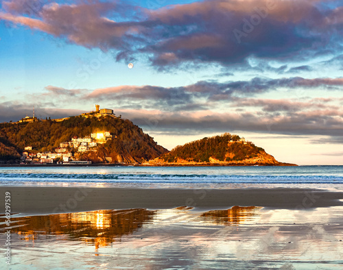 Amanecer desde la playa de la Concha  en San Sebastian