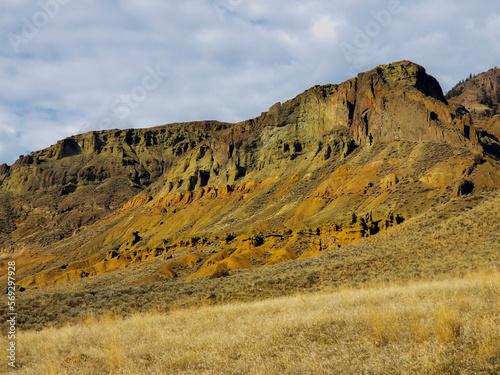 Papier peint Golden hour lights up the bluff and cliffs at Cinnamon Ridge outside of Kamloops