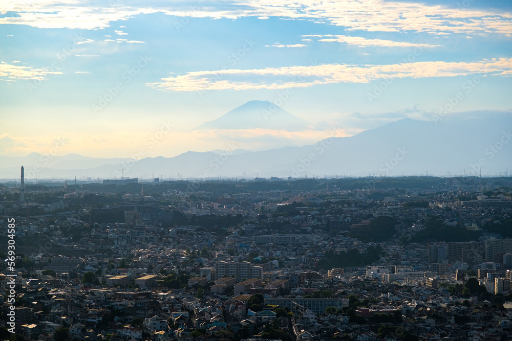 横浜市、みなとみらいから見える富士山と街並み