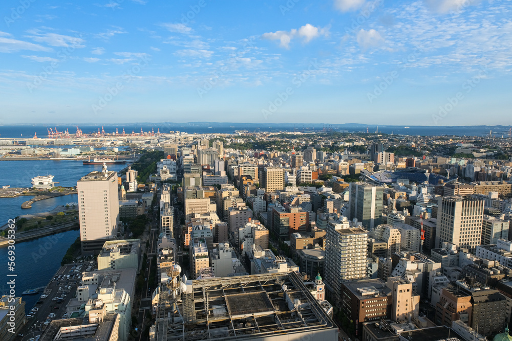 Obraz premium 神奈川県横浜市 みなとみらいから見た中区、山下公園方面