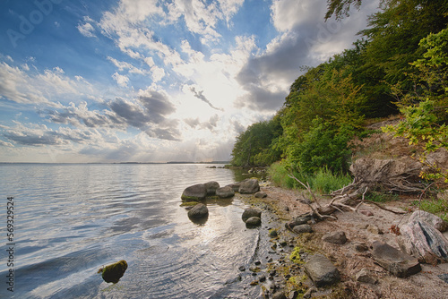 schöner einsamer Strand und Wanderweg Goor auf der Insel Rügen mit Blick auf Richtung Lauterbach bei Putbus an der Ostsee