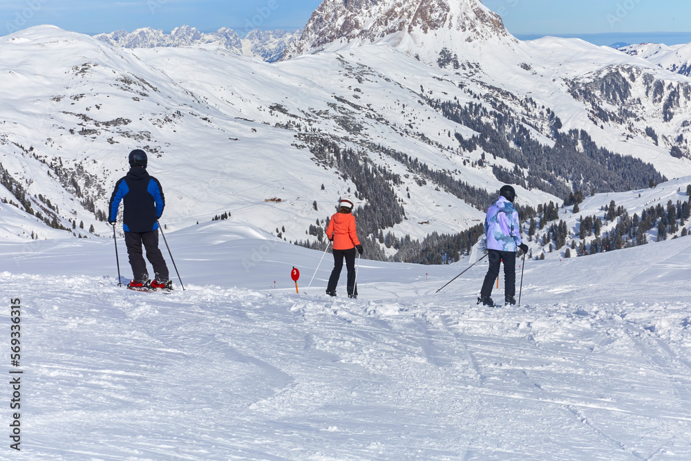 Schönes Winterpanorama im Skigebiet Wildkogel bei Bramberg in Österreich, mit einer Familie beim skifahren.