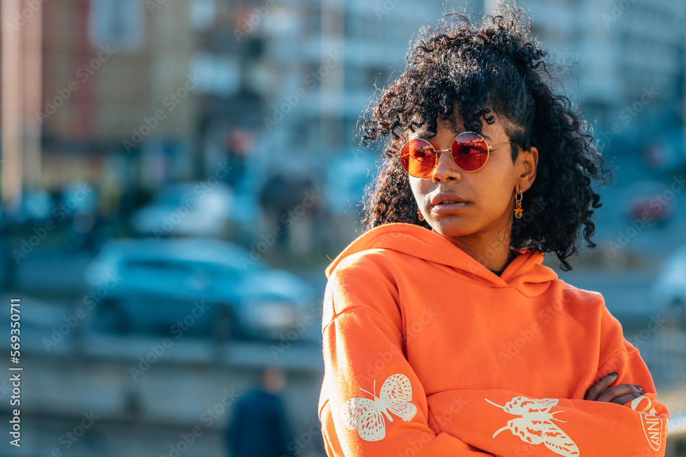 Fototapeta premium girl on the street with sunglasses