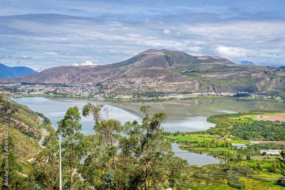 Φωτογραφία High view of the Yahuarcocha lake and surrounding trees and mountains, part of the Ecuadorian Andes, on a beautiful summer morning