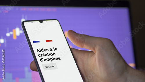 An entrepreneur subscribing to the job creation aid on your phone. Text in French.