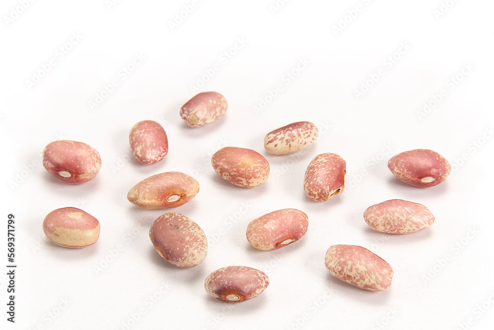 Obraz premium Pile of raw kidney beans, pinto beans isolated on white background, healthy food concept