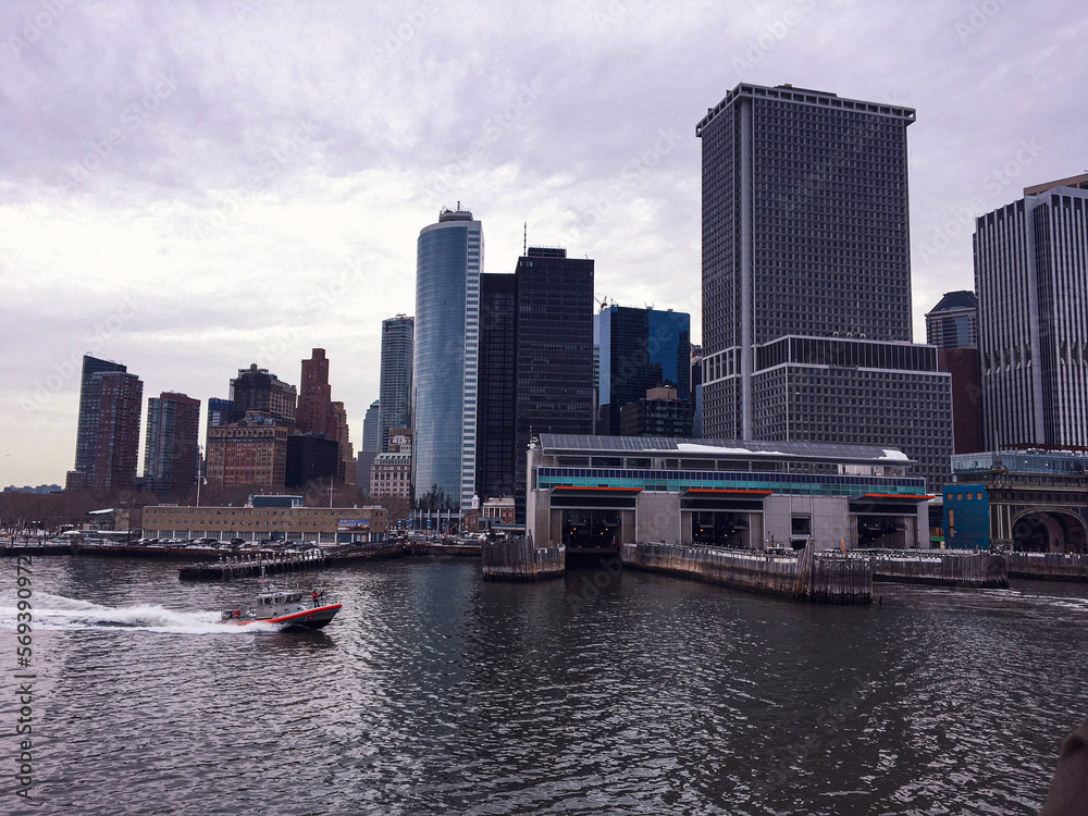 Fototapeta premium new york buildings on the water, nyc view