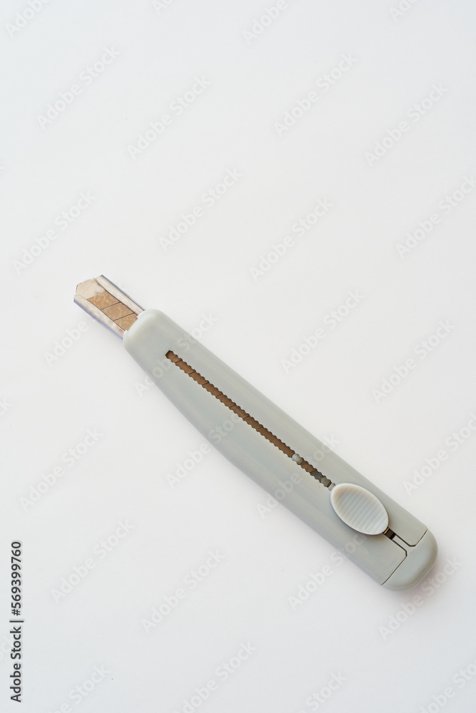 Fototapeta premium 白背景に置かれたカッターナイフ