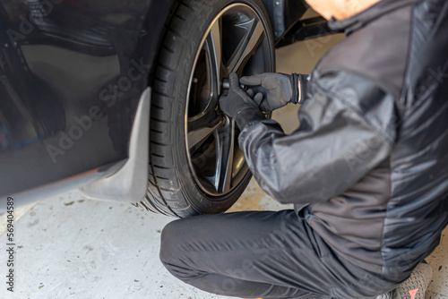 ブレーキパッド交換をする整備士