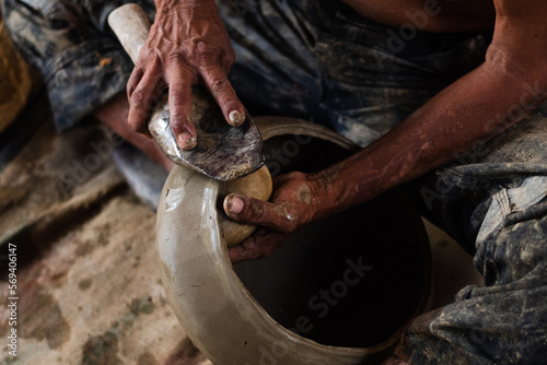 Manos de alfarero trabajando 