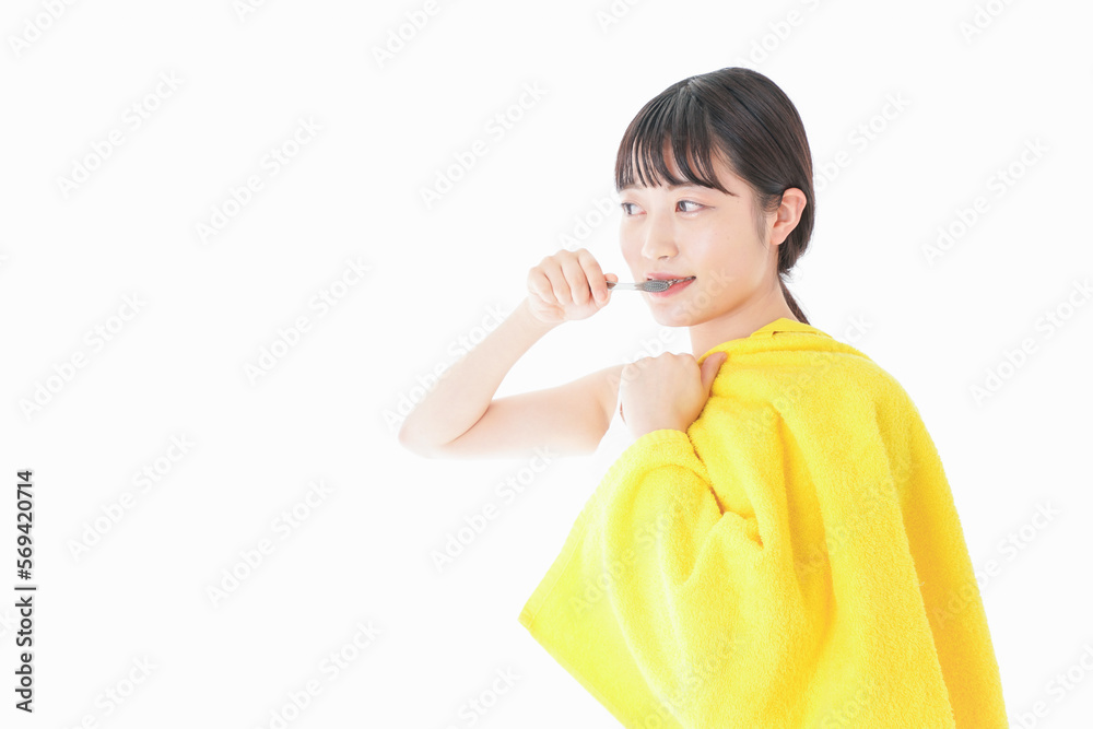 歯みがきをする若い女性