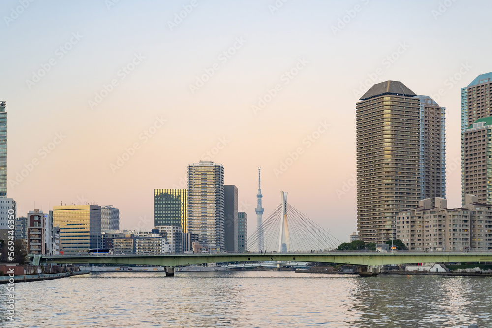 Obraz premium 東京水辺ライン船上から見た夕景