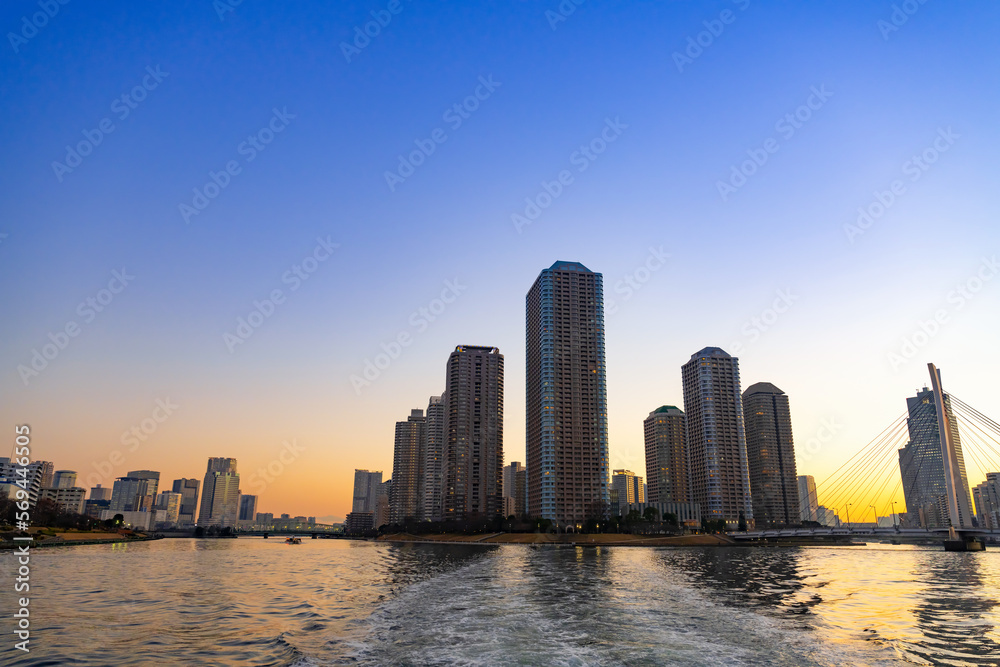 東京水辺ライン船上から見た夕景