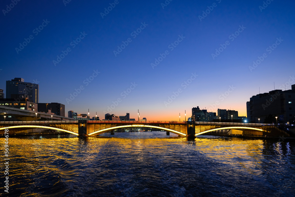 Naklejka premium 東京水辺ライン船上から見た夕景