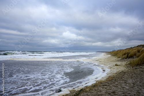 Die Ostsee überspült den Strand bis zu den Dünen