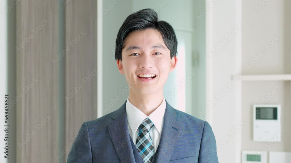 カメラ目線で笑顔の日本人男性 カメラ目線で笑顔の日本人男性