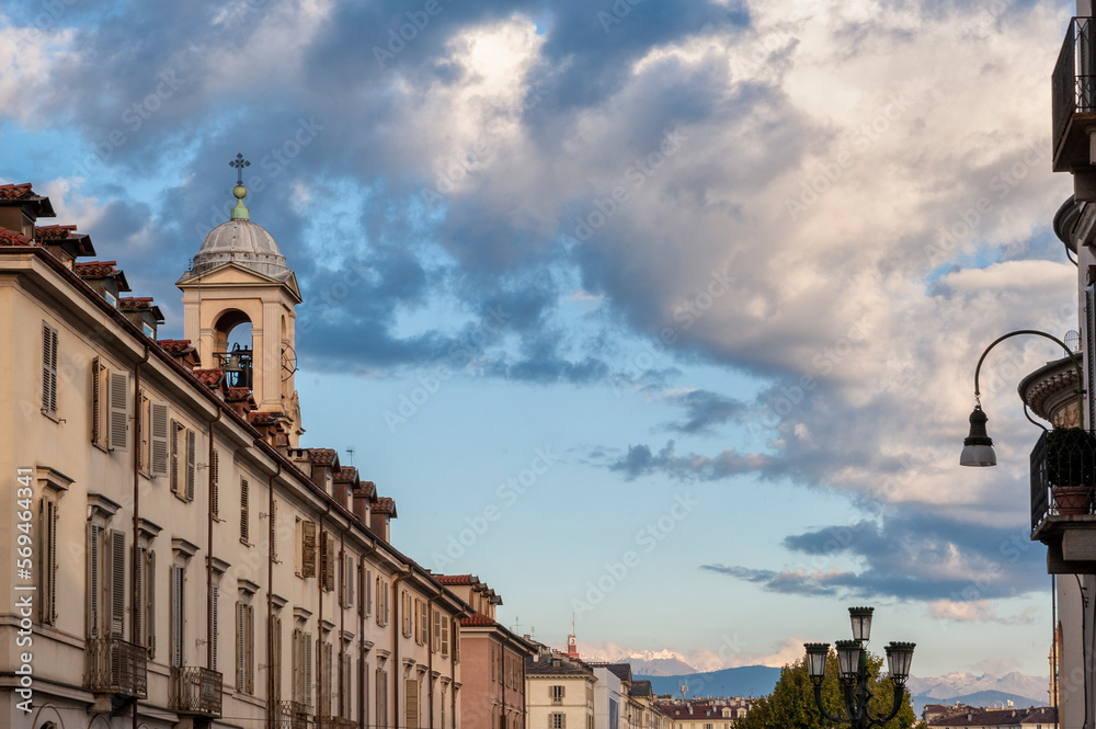 Italia, Torino. Da piazza Gran Madre di Dio panorama urbano chiesa, campanile con orologio. Monte dei Cappuccini
