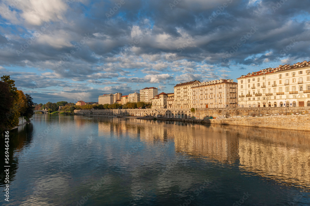 Italia, Torino. L'azzurro fiume Po attraversa la città tra palazzi barocchi e verdi alberi