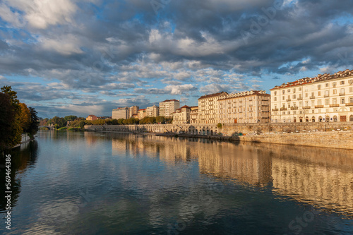 Italia, Torino. L'azzurro fiume Po attraversa la città tra palazzi barocchi e verdi alberi © massimo_g