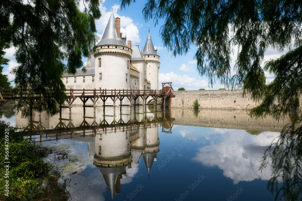 Φωτογραφία The Fairytale Castle of Sully-sur-Loire in the Loire Valley, France