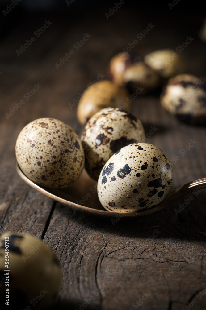 Obraz premium Quail eggs on a wooden table.