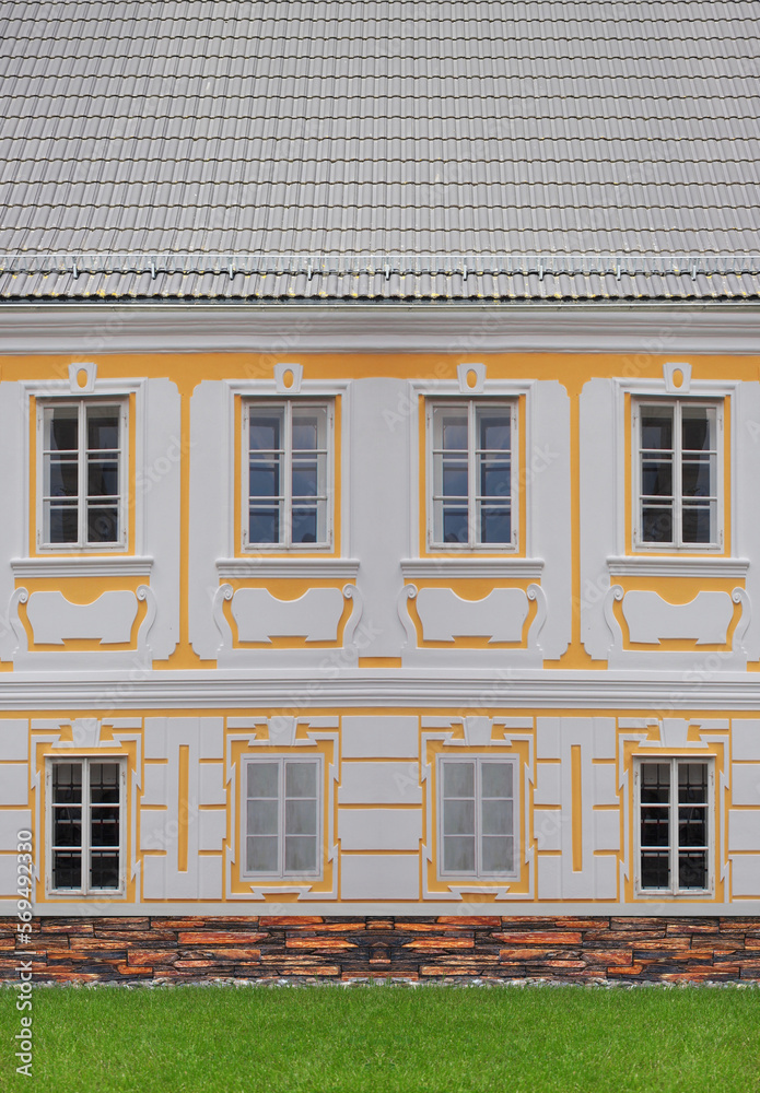 Historisches Gebäude mit Rasenfläche