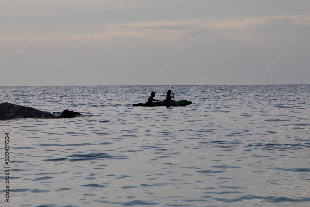 Naklejka premium kayaker silhouette in the sea