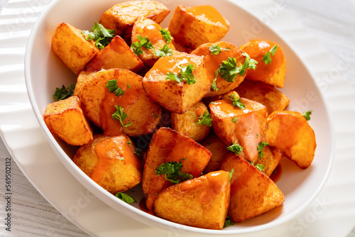 Foto patatas bravas, deep fried potatoes with sauce