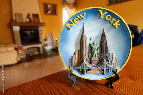 Fotografie New York souvenir plate on a stand at home.