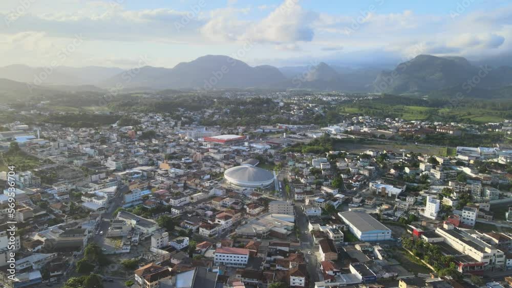Imagem aérea do por do sol na cidade de Guarapari no litoral do estado do Espírito Santo. Costa tropical e turística com mata atlântica do Brasil.