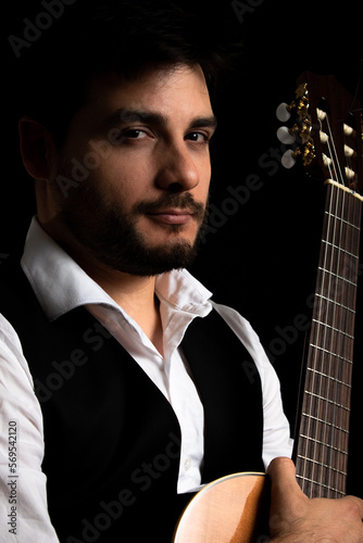 Retrato de guitarrista de música clásica vestido elegante photo