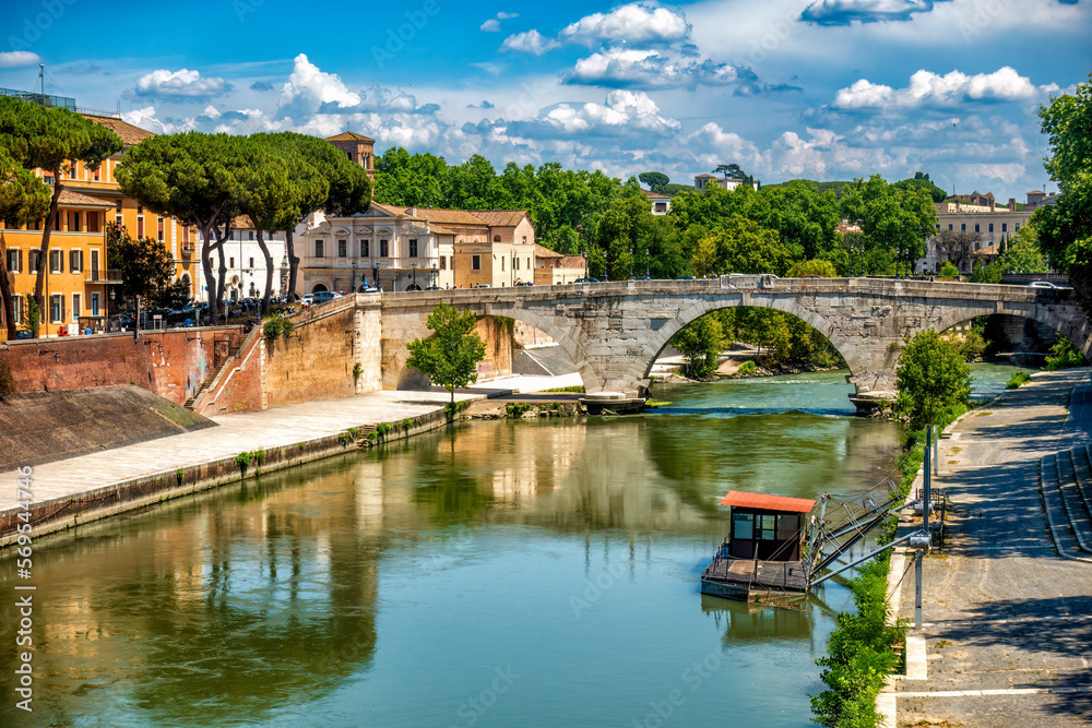 Ponte Cestio führt über den Tiber zur Tiberinsel in Rom