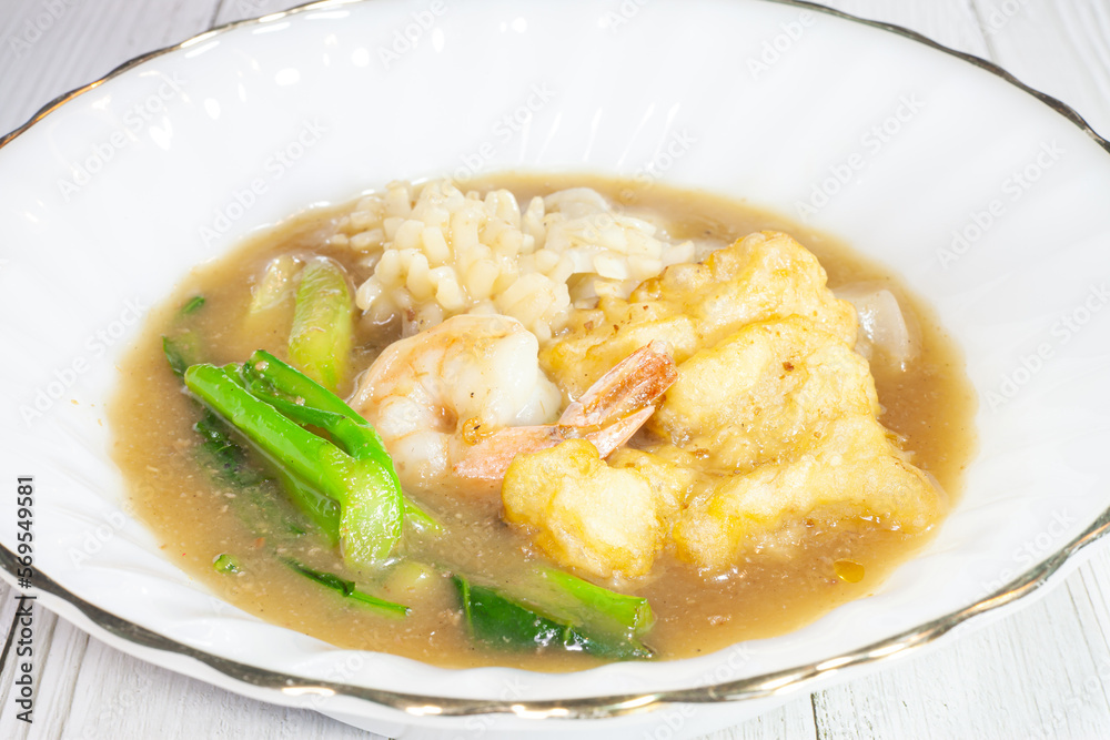 Noodles with sea food in Gravy Sauce (Rad-Na Tale) Noodles with sea food in Gravy Sauce (Rad-Na Tale)
