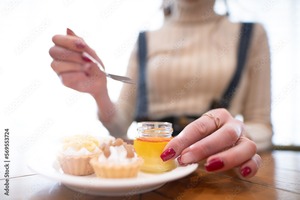 沢山のスイーツを食べる女性