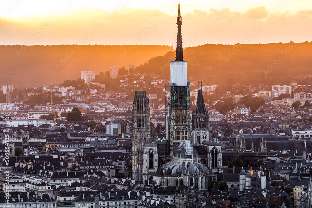 Naklejka premium Cathédrale de Rouen au couché de soleil