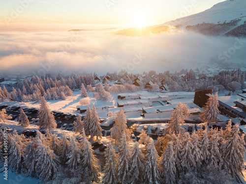 La station de ski et snowboard de Super Besse vue du ciel en hiver © bgspix