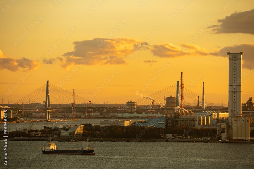 Obraz premium 名古屋港ガーデンふ頭から眺めた名港トリトンの夕焼け