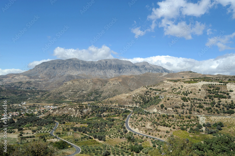 Le mont Ampelakia et la centrale éolienne de Perdikokoryfi vus depuis Agia Varvara en Crète